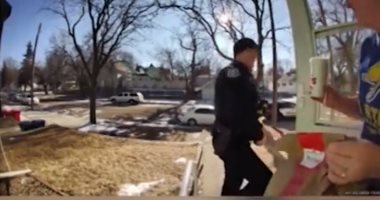 شرطي أمريكي يوصل الطعام لسيدة بعد اعتقال عامل الدليفرى.. فيديو