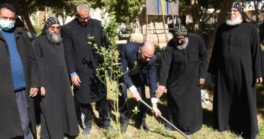 رئيس جامعة الأقصر ومنسق "هنجملها" يواصلان زراعة 1500 شجرة بدير الأنبا باخوم