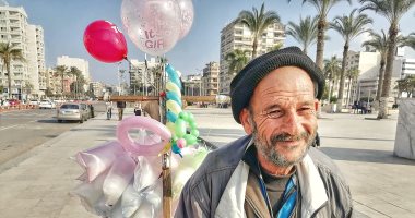 يبيع بالونات وحلاوة.. "عم عبده" يدخل السعادة على أطفال بورسعيد (فيديو)