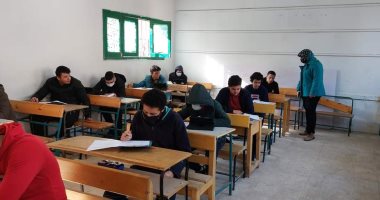 طلاب الصف الثانى الثانوى يبدأون امتحان اللغة الأجنبية الثانية ورقيا 