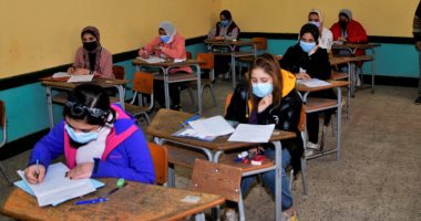 طلاب الشهادة الإعدادية يؤدون امتحان الدراسات الاجتماعية بالفصل الدراسى الأول