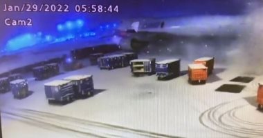 اصطدام طائرة شحن صينية بعربات الأمتعة فى شيكاغو بسبب العاصفة الثلجية.. فيديو