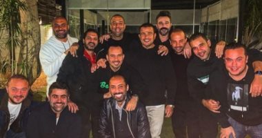 شاهد احتفال عمرو دياب بتأهل منتخب مصر لنصف النهائى مع مجموعة من أصدقائه