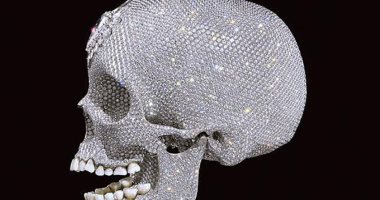 قصة اختفاء جمجمة بلاتينية مرصعة بـ"الماس" بقيمة 100 مليون دولار .. صور