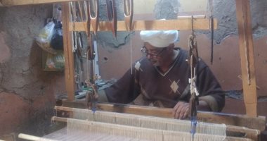 العم حمزة حارس التراث.. شاهد كيف يعمل في "الفركة الفرعونية" صناعة الحرير على النول بقنا