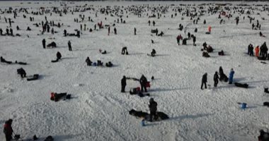 أكبر مسابقة صيد جليدية خيرية في العالم بأمريكا يشارك فيها ألف صياد.. فيديو