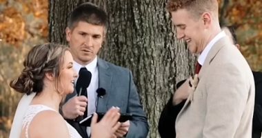 أمريكية تفاجئ عريسها الأصم باستخدام لغة الإشارة أثناء عقد زواجهما "فيديو"