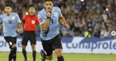 لويس سواريز يحتفل بفوز أوروجواى واقترابهم من التأهل لكأس العالم 2022