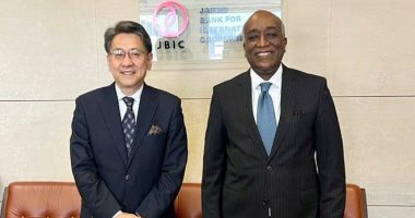 سفير مصر فى طوكيو يبحث مع محافظ بنك اليابان تعزيز الاستثمارات اليابانية