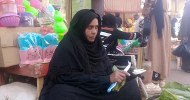 بتصحى من 3 الفجر.. أم عماد 27 سنة فى بيع الخضار بعد وفاة زوجها (فيديو)