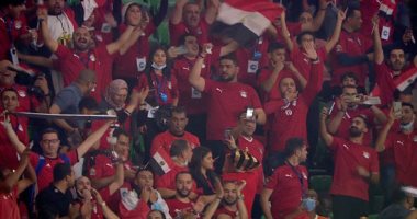 نجوم منتخب مصر يتفاعلون مع النشيد الوطنى فى مباراة الكاميرون "فيديو"