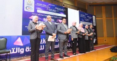 فريق جائزة مصر للتميز الحكومي يشارك بحفل توزيع جوائز التميز الداخلى لجامعة أسيوط