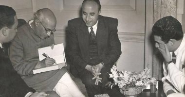 إحسان عبد القدوس مع الزعيم الهندى نهرو فى صورة نادرة من خمسينيات القرن العشرين