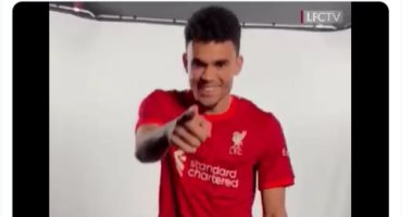 ليفربول يقدم لاعبه الجديد لويس دياز على طريقته الخاصة.. فيديو وصور