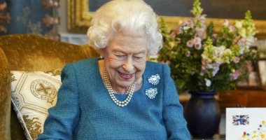 ملكة بريطانيا تتسلم رسائل ولوحات فنية من مواطنيها احتفالا باليوبيل البلاتينى