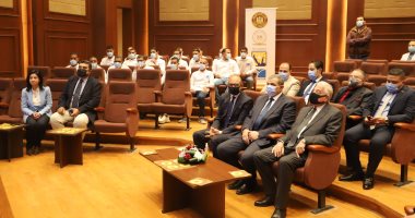 وزير القوى العاملة يسلم 120 وثيقة تأمين للعمالة غير المنتظمة بمتحف شرم الشيخ