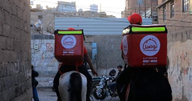مطاعم اليمن تعتمد الخيول وسيلة لتوصيل الطعام إلى المنازل.. صور