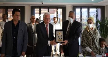  محافظ جنوب سيناء يكرم رئيس مدينة شرم الشيخ ويشيد بأدائه
