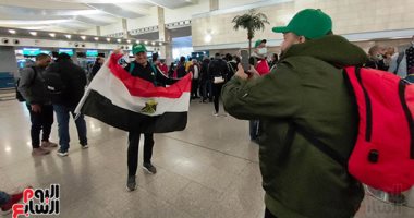 الجماهير المصرية فى مطار القاهرة متوجهون للكاميرون لمساندة المنتخب