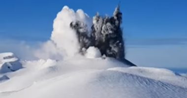 لحظة ولا فى الخيال .. فتاة روسية توثق لحظة نشاط بركان إيبيكو.. "فيديو"
