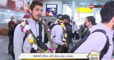 استقبال لاعبى منتخب مصر بالورود فى مطار القاهرة.. فيديو 