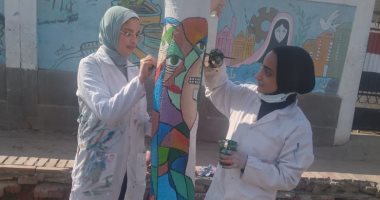 تلوين الأشجار..  لوحات فنية مرسومة بأيادى طالبات كفر الشيخ