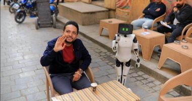 أحمد فايق يقدم "ملف المستقبل" بمشاركة الروبوت المصرى "توت"