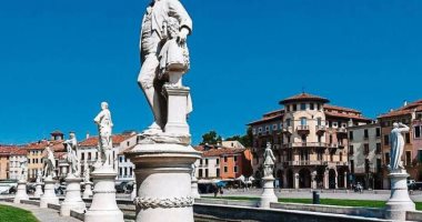 تمثال لفيلسوفة يثير الجدل فى إيطاليا بعد اقتراح وضعه مع 78 تمثالا