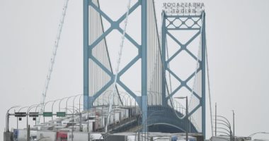 إعادة فتح جسر حدودى رئيسى بين الولايات المتحدة وكندا بعد أسبوع من إغلاقه