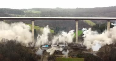 لحظة تفجير جسر متهالك بألمانيا.. البلدية استخدمت 120 كيلو متفجرات "فيديو"