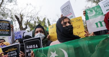 احتجاجات واشتباكات.. طالبات المدارس والجامعات فى الهند يعترضن على حظر الحجاب