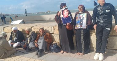 شاهد أسرة فتاة المول ترفع صورتها انتظارا للجلسة الرابعة بمحكمة جنايات الإسكندرية