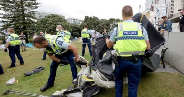 الشرطة النيوزيلندية تزيل مخيم اعتصام لمحتجين ضد لقاحات كورونا.. صور