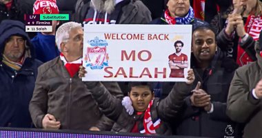 صورة ليفربول ضد ليستر سيتي.. طفل يرفع لافتة يرحب بعودة محمد صلاح للأنفيلد