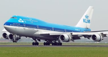 اصطفاف المسافرين بطوابير طويلة في أكبر مطارات هولندا