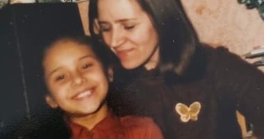 نوستالجيا.. نيللى كريم تستعيد ذكريات طفولتها بصورة مع والدتها