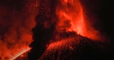 ثوران بركان بجبل "إتنا" فى صقلية وإطلاق الحمم وأعمدة الدخان.. فيديو وصور