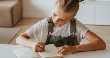 5 خطوات لمساعدة طفلك على التعلم من المنزل.. عمل جدول حصص الأبرز