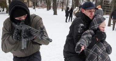الأسلحة الخشبية تتحدى الكلاشينكوف.. تدريب المدنيين الأوكرانيين على فنون القتال