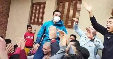 أهالي قرية محمد عبد المنعم لاعب الأهلي يحتفلون به بعد تألقه مع المنتخب