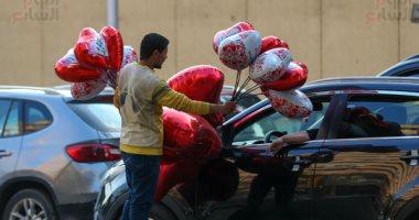 قلب ورد ودبدوب.. احتفالات عيد الحب فى الشارع المصرى