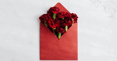 رسائل عيد الحب 2022.. 12 عبارة رومانسية لتضع لمسة أخيرة على الهدية