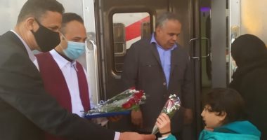 حصاد الوزارات.. السكة الحديد توزع الورود على ركاب قطار الصعيد بمناسبة عيد الحب