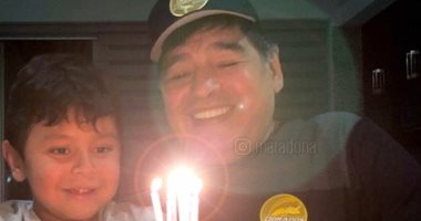 الغائب الحاضر.. صفحة مارادونا تحتفل بعيد ميلاد ابنه الأصغر بصورة قديمة لهما