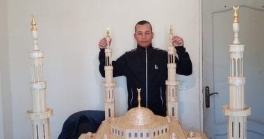 شاب يصنع مجسما يحاكى مسجد الفتاح العليم بـ11 ألف عصا خشبية خلال 6 أشهر
