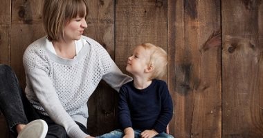 ما تتكسفيش وتتوترى قدام ابنك .. 8 نصائح للرد على أسئلة طفلك المحرجة