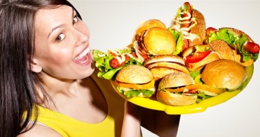 4 طرق سهلة لخلق عادات صحية عند تناول الطعام بالخارج