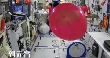 رواد فضاء صينيون يحتفلون بعيد الربيع على متن مركبة فضائية.. فيديو