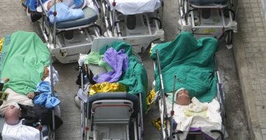 موجة من إصابات كورونا تضرب هونج كونج والمرضى ينامون خارج المستشفيات.. صور