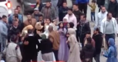 عريس يضرب عروسه بـ"الأقلام والبوكسات" فى الشارع خلال الزفة بالإسماعيلية.. فيديو